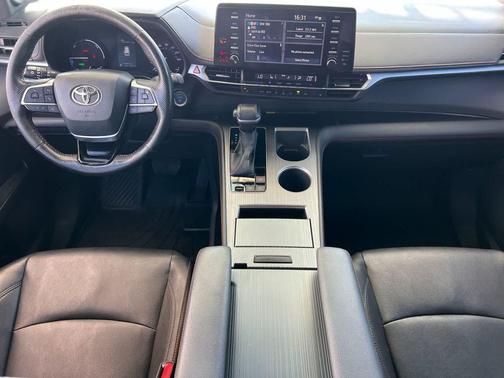 Cement 2023 Toyota Sienna XSE 7 Passenger
