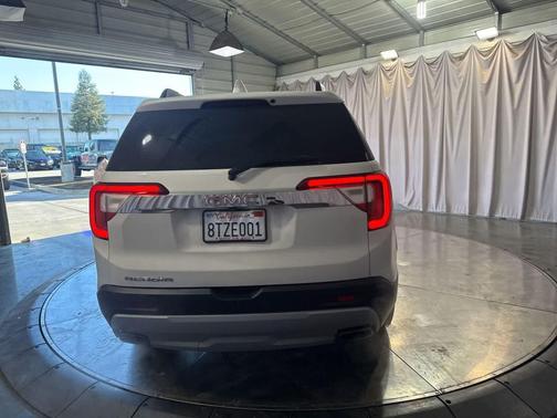 White Frost Tricoat 2020 GMC Acadia SLT