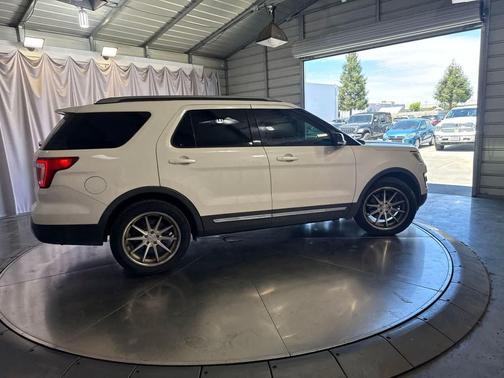 White Platinum Metallic Tri-Coat 2017 Ford Explorer XLT