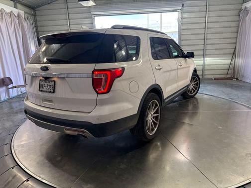 White Platinum Metallic Tri-Coat 2017 Ford Explorer XLT
