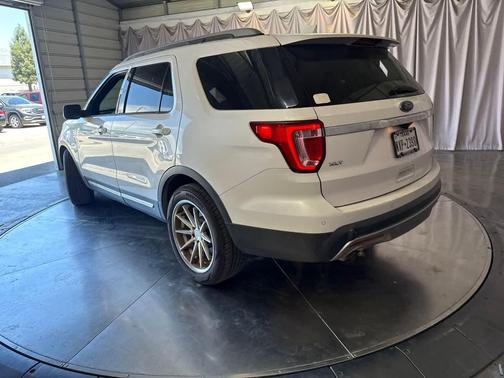 White Platinum Metallic Tri-Coat 2017 Ford Explorer XLT