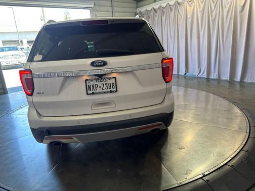 White Platinum Metallic Tri-Coat 2017 Ford Explorer XLT