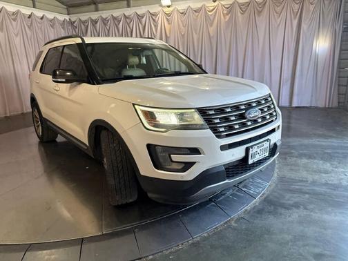 White Platinum Metallic Tri-Coat 2017 Ford Explorer XLT