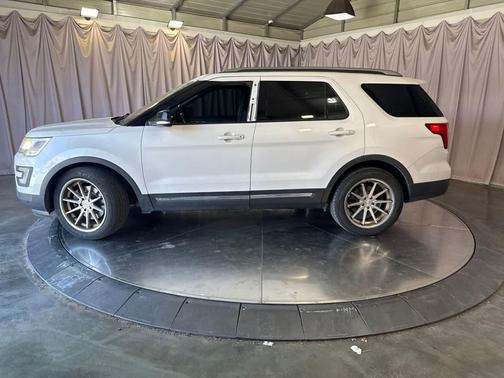 White Platinum Metallic Tri-Coat 2017 Ford Explorer XLT