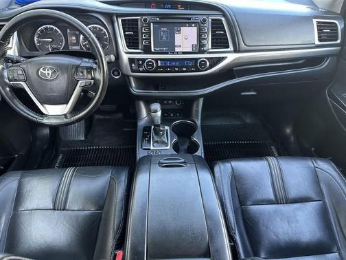 2017 Toyota Highlander SE