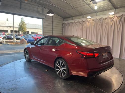 2021 Nissan Altima SR FWD