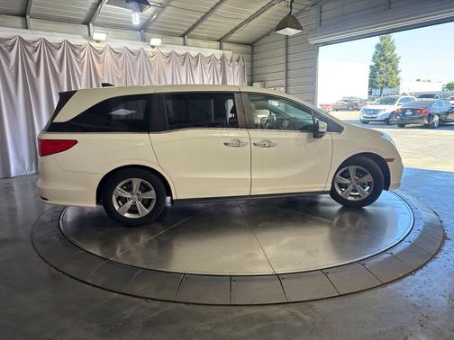 White Diamond Pearl 2018 Honda Odyssey EX