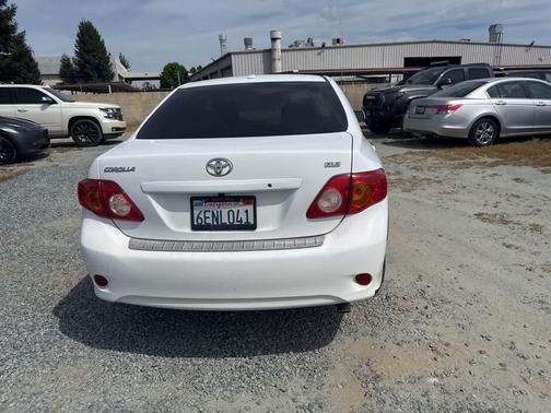 Super White 2009 Toyota Corolla XLE
