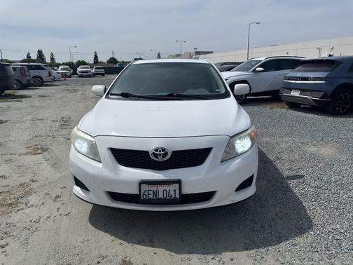 Super White 2009 Toyota Corolla XLE