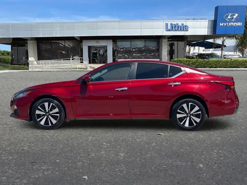 Scarlet Ember Tintcoat 2022 Nissan Altima 2.5 SV