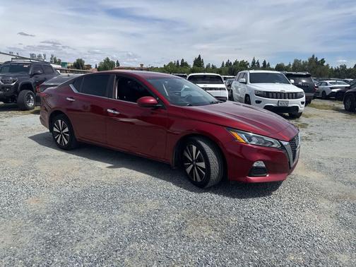 Scarlet Ember Tintcoat 2022 Nissan Altima 2.5 SV