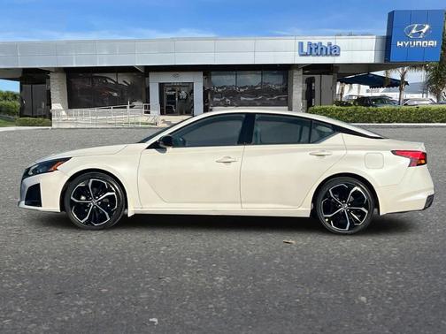 2023 Nissan Altima SR FWD