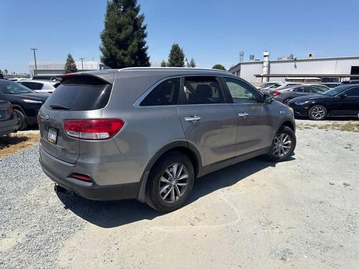 Titanium Silver 2017 Kia Sorento LX