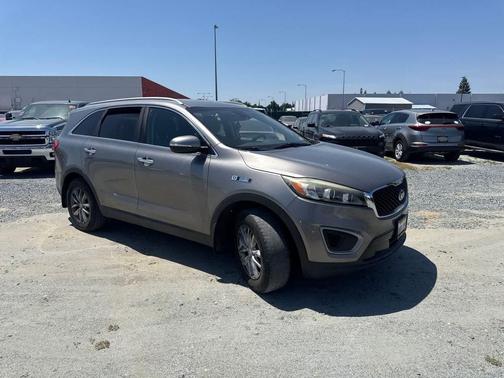 Titanium Silver 2017 Kia Sorento LX