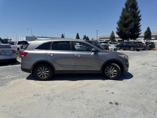 Titanium Silver 2017 Kia Sorento LX