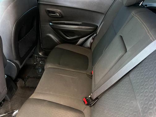 Summit White 2018 Chevrolet Trax LS