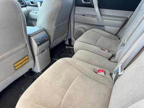 Classic Silver Metallic 2013 Toyota Highlander SE