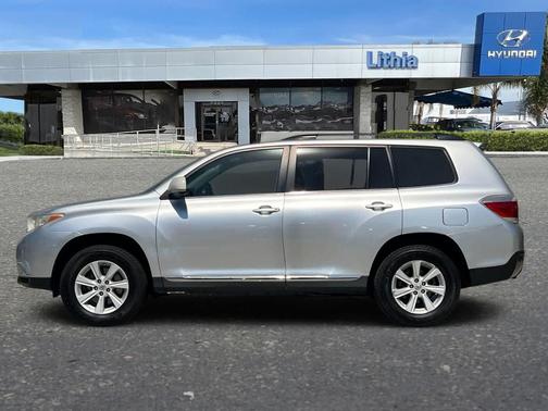 Classic Silver Metallic 2013 Toyota Highlander SE