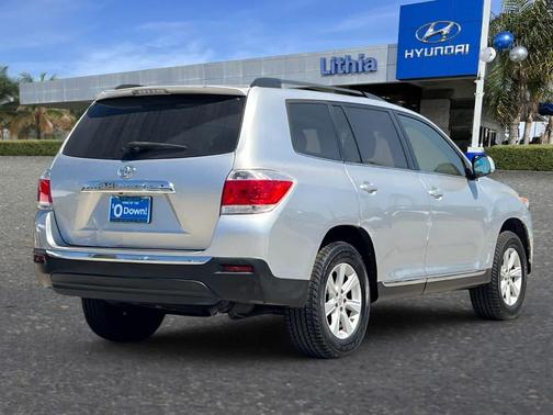 Classic Silver Metallic 2013 Toyota Highlander SE