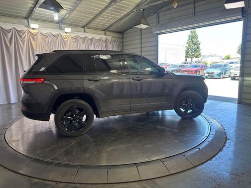Baltic Gray Metallic Clearcoat 2022 Jeep Grand Cherokee Altitude