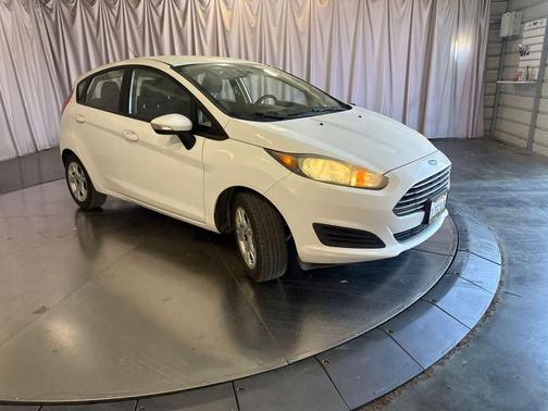 Oxford White 2016 Ford Fiesta SE
