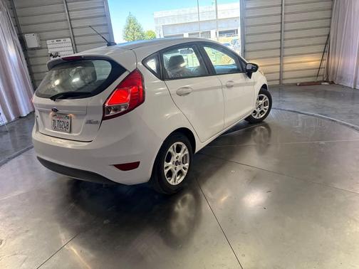 Oxford White 2016 Ford Fiesta SE