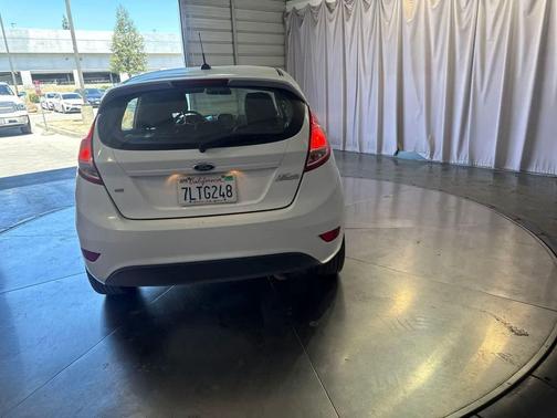 Oxford White 2016 Ford Fiesta SE