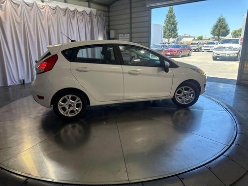 Oxford White 2016 Ford Fiesta SE