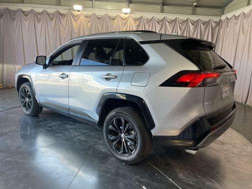 2022 Toyota RAV4 Hybrid SE