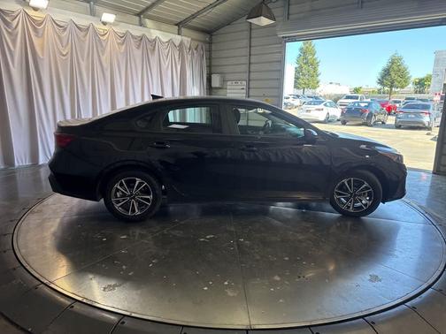 Aurora Black 2024 Kia Forte LXS