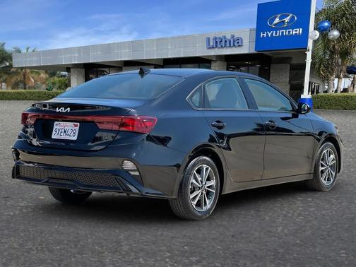 Aurora Black 2024 Kia Forte LXS