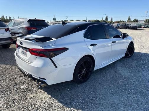 Super White 2019 Toyota Camry SE
