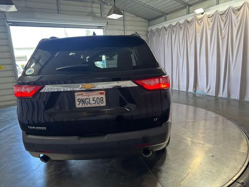 Mosaic Black Metallic 2021 Chevrolet Traverse LT Cloth