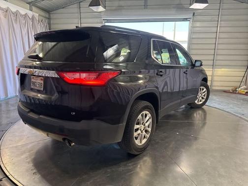Mosaic Black Metallic 2021 Chevrolet Traverse LT Cloth