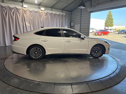 2022 Hyundai SONATA Hybrid SE