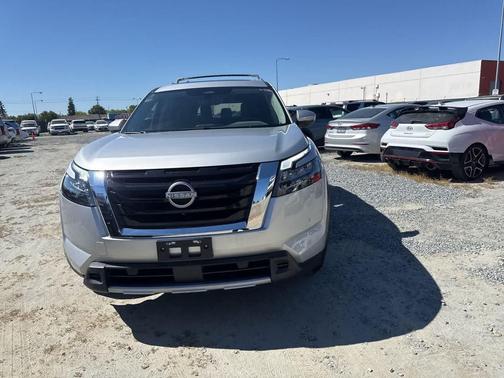 Brilliant Silver Metallic 2025 Nissan Pathfinder SL
