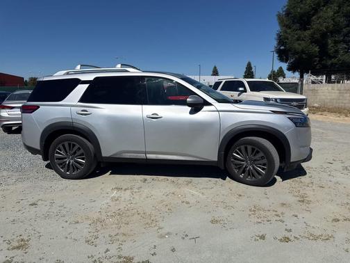 Brilliant Silver Metallic 2025 Nissan Pathfinder SL