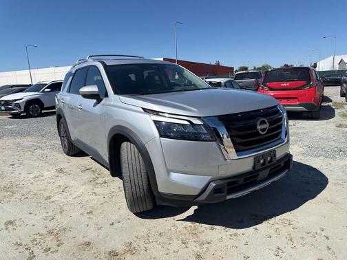 Brilliant Silver Metallic 2025 Nissan Pathfinder SL