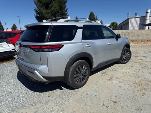Brilliant Silver Metallic 2025 Nissan Pathfinder SL