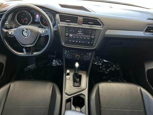 Deep Black Pearl 2019 Volkswagen Tiguan 2.0T SE