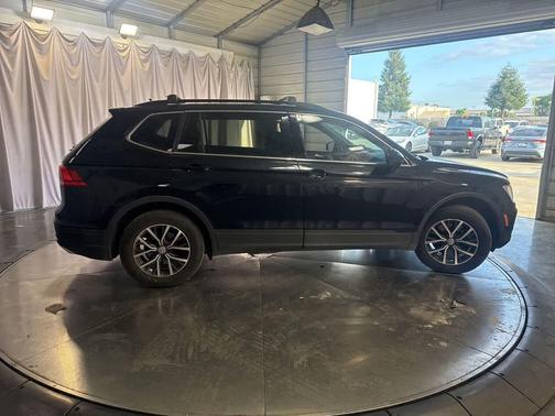 Deep Black Pearl 2019 Volkswagen Tiguan 2.0T SE