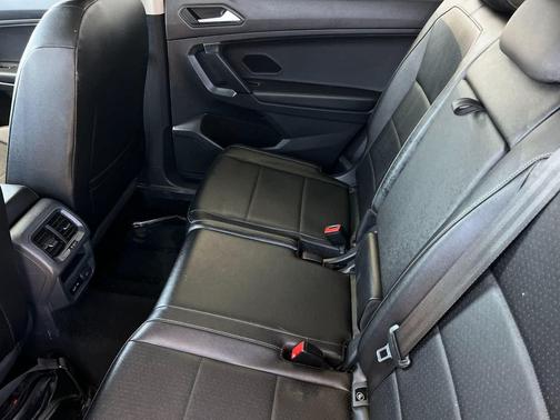 Deep Black Pearl 2019 Volkswagen Tiguan 2.0T SE