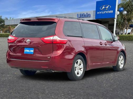 2017 Toyota Sienna LE