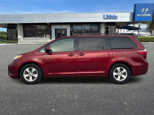 2017 Toyota Sienna LE