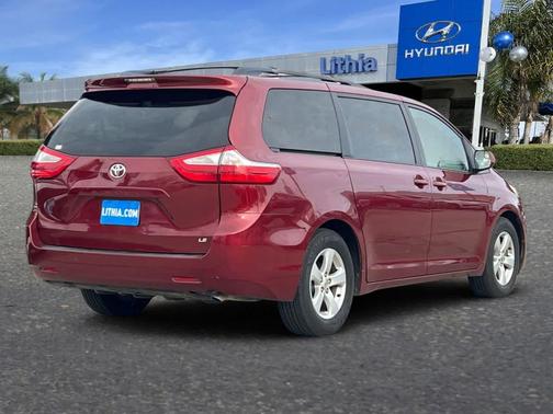 2017 Toyota Sienna LE