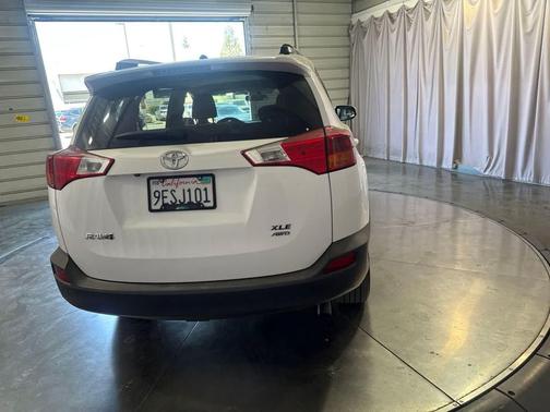 Super White 2013 Toyota RAV4 XLE