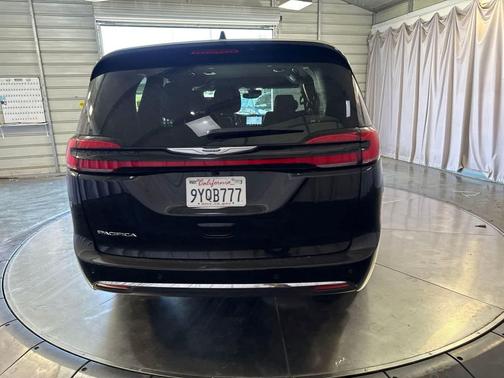 Diamond Black Crystal Pearlcoat 2026 Chrysler Pacifica L
