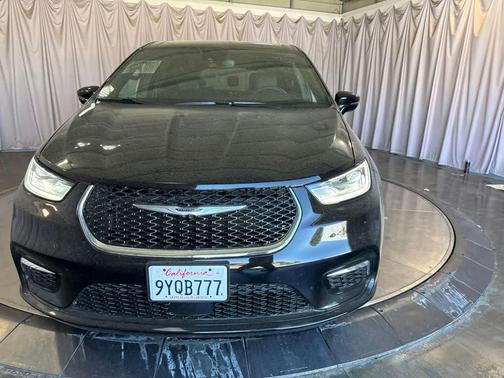 Diamond Black Crystal Pearlcoat 2026 Chrysler Pacifica L