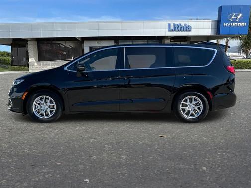 Diamond Black Crystal Pearlcoat 2026 Chrysler Pacifica L