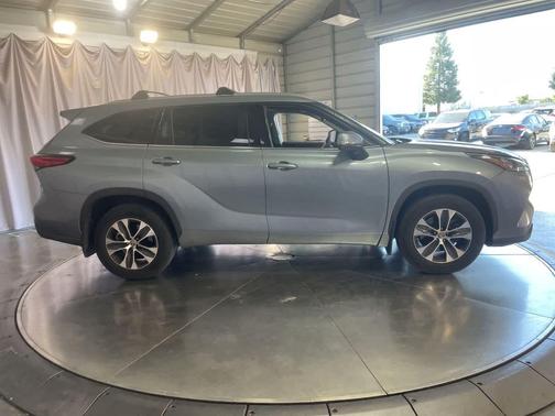 Moon Dust 2020 Toyota Highlander XLE